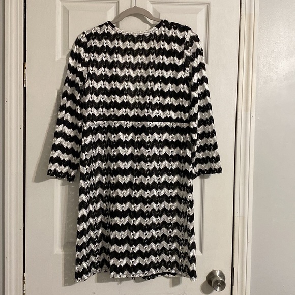 Women’s black and white lace coverup - Picture 4 of 6